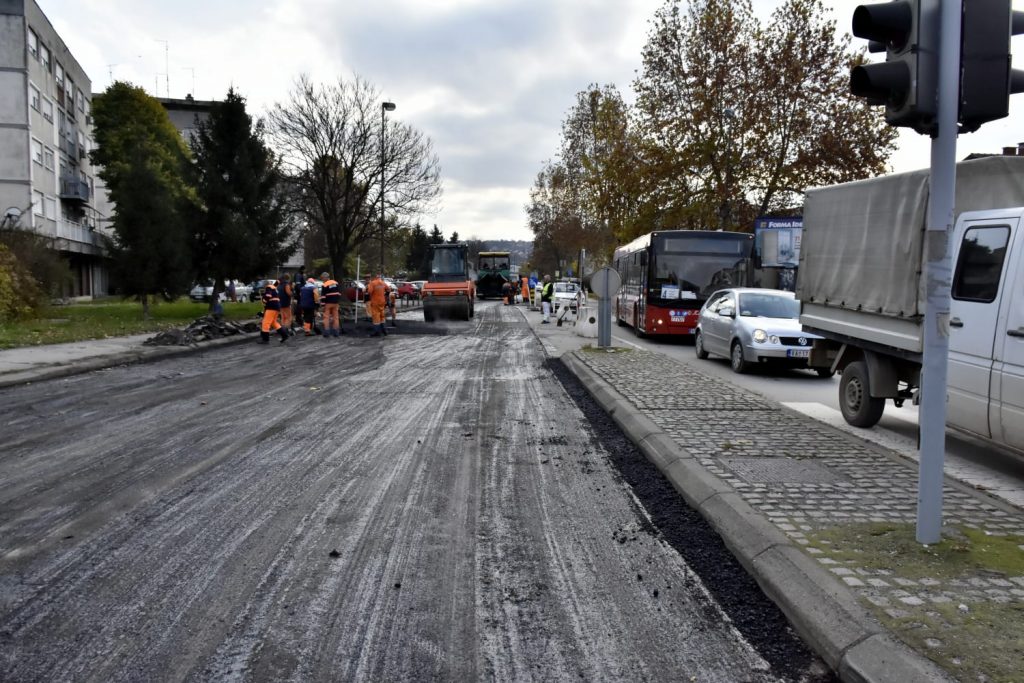 Radovi na asfaltiranju Uzun Mirkove ulice